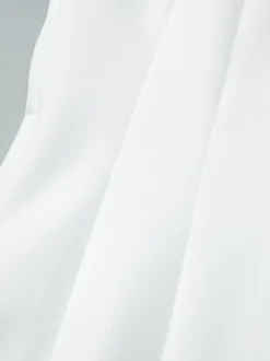 Robe courte plissée à manches courtes et col en V style décontracté écru et blanc idéale pour un rendez-vous galant.