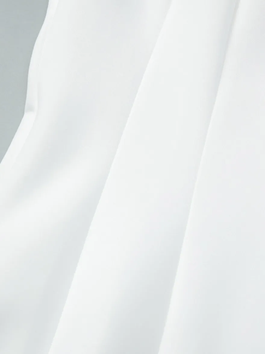 Robe courte plissée à manches courtes et col en V style décontracté écru et blanc idéale pour un rendez-vous galant.