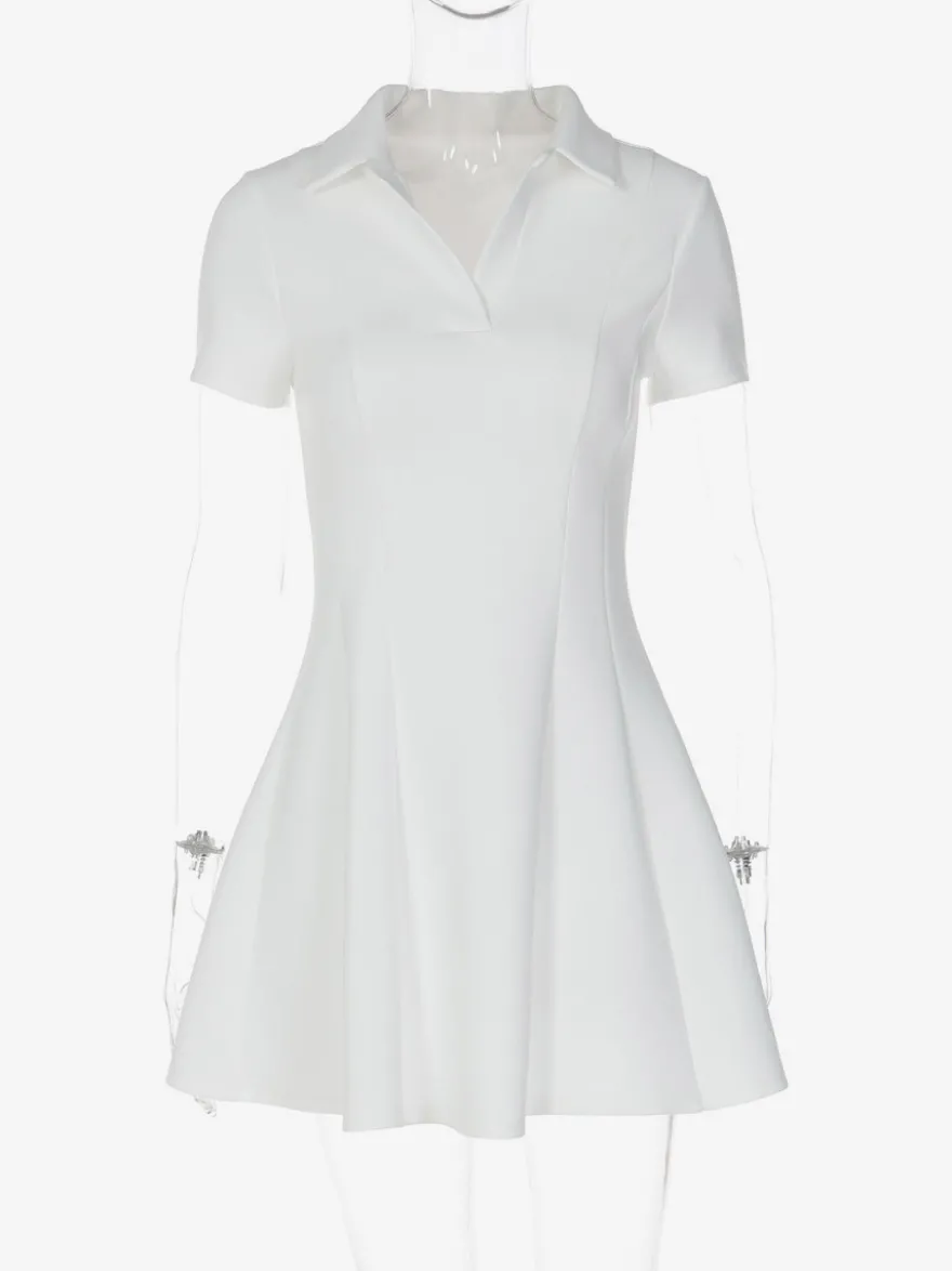 Robe courte plissée à manches courtes et col en V style décontracté écru et blanc idéale pour un rendez-vous galant.
