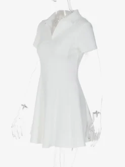 Robe courte plissée à manches courtes et col en V style décontracté écru et blanc idéale pour un rendez-vous galant.