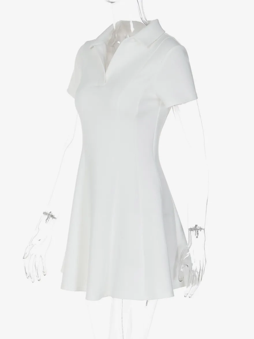 Robe courte plissée à manches courtes et col en V style décontracté écru et blanc idéale pour un rendez-vous galant.