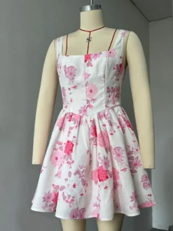 Robe courte rose à imprimé floral et col carré sans manches pour fête d'anniversaire 2026