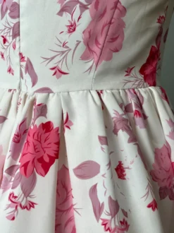 Robe courte rose à imprimé floral et col carré sans manches pour fête d'anniversaire 2026