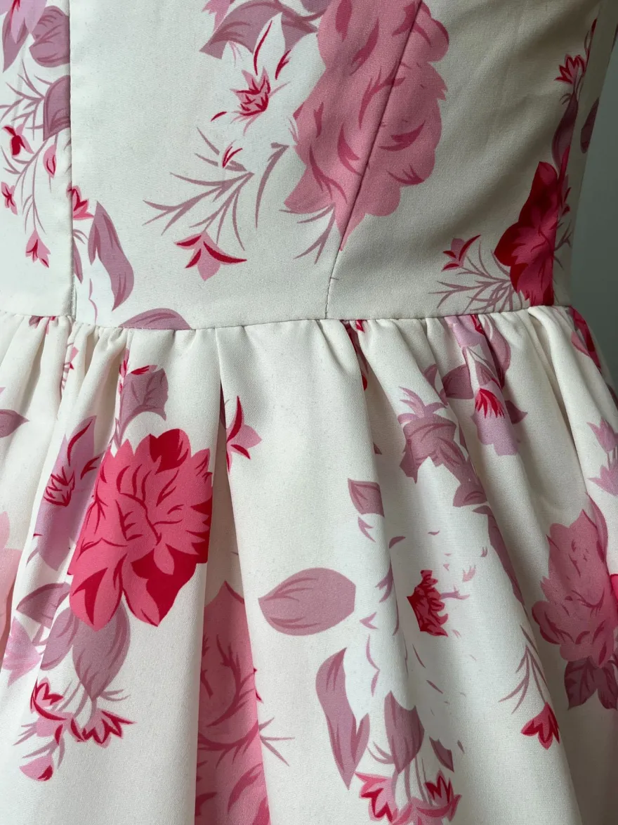 Robe courte rose à imprimé floral et col carré sans manches pour fête d'anniversaire 2026
