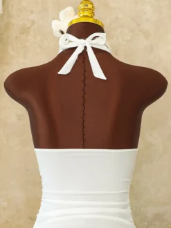 Robe de bain une pièce à volants dos nu et jupe froncée ornée de passepoils contrastants