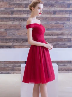 Robe de bal bordeaux en tulle hors de l'épaule laçage sur dos longueur au genou