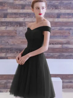 Robe de bal bordeaux en tulle hors de l'épaule laçage sur dos longueur au genou