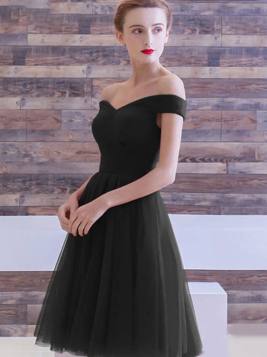Robe de bal bordeaux en tulle hors de l'épaule laçage sur dos longueur au genou