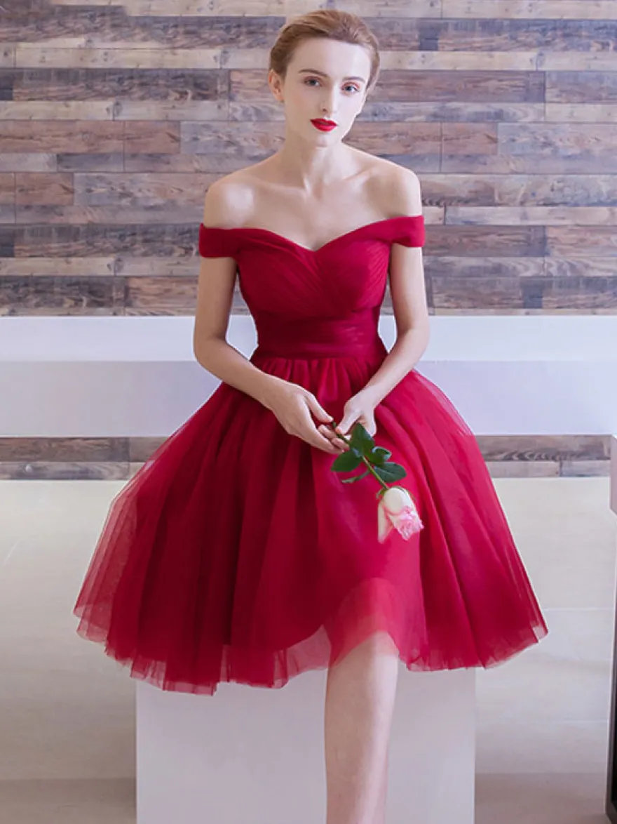 Robe de bal bordeaux en tulle hors de l'épaule laçage sur dos longueur au genou