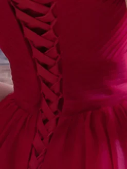 Robe de bal bordeaux en tulle hors de l'épaule laçage sur dos longueur au genou