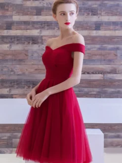 Robe de bal bordeaux en tulle hors de l'épaule laçage sur dos longueur au genou