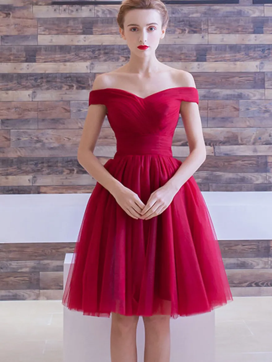 Robe de bal bordeaux en tulle hors de l'épaule laçage sur dos longueur au genou