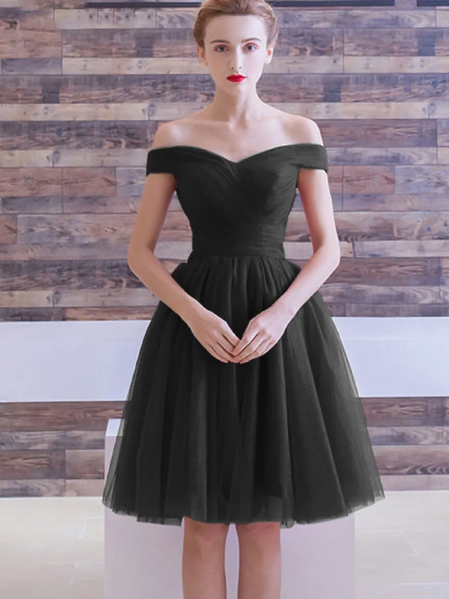 Robe de bal bordeaux en tulle hors de l'épaule laçage sur dos longueur au genou
