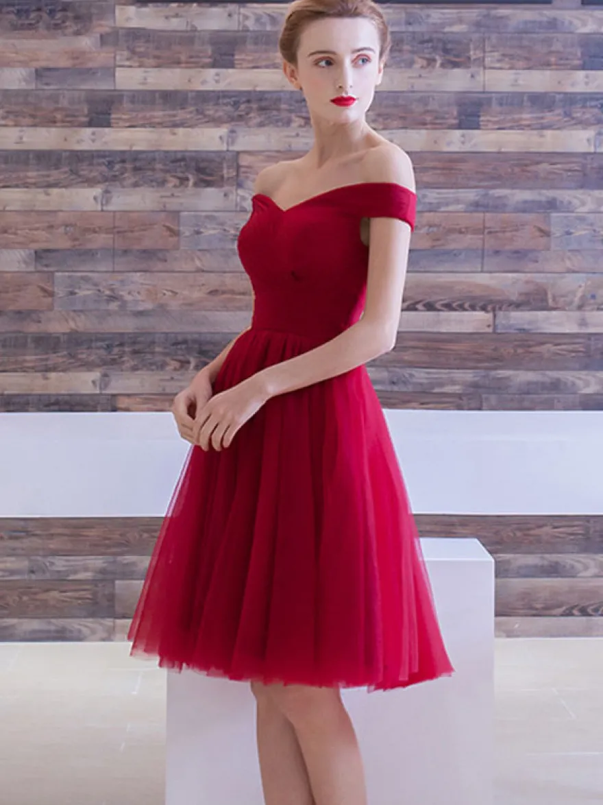 Robe de bal bordeaux en tulle hors de l'épaule laçage sur dos longueur au genou