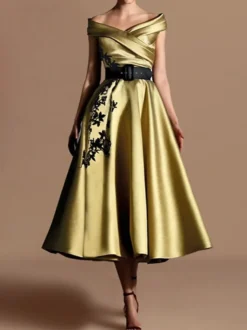 Robe de bal en satin décolleté travaillé manches courtes ornée d'appliqués
