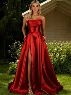 Robe de bal en satin décolleté travaillé coupe trapèze sans manches plissée