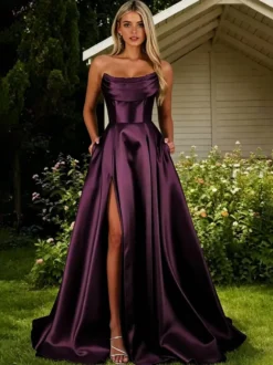 Robe de bal en satin décolleté travaillé coupe trapèze sans manches plissée
