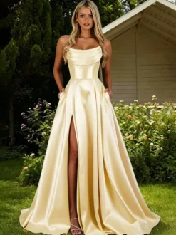 Robe de bal en satin décolleté travaillé coupe trapèze sans manches plissée