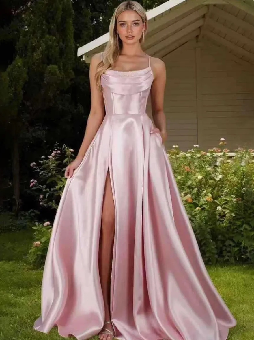 Robe de bal en satin décolleté travaillé coupe trapèze sans manches plissée