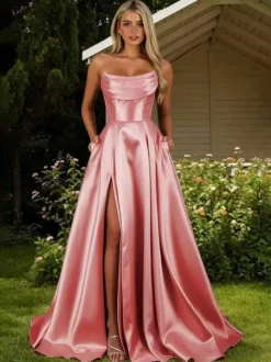 Robe de bal en satin décolleté travaillé coupe trapèze sans manches plissée