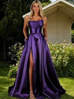 Robe de bal en satin décolleté travaillé coupe trapèze sans manches plissée