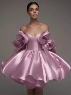 Robe de bal trapèze décolleté cœur courte sans manches lacets et nœuds en satin idéale pour les soirées.
