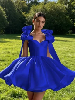 Robe de bal trapèze décolleté cœur courte sans manches lacets et nœuds en satin idéale pour les soirées.