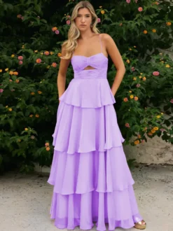 Robe de bal trapèze à encolure travaillée sans manches en mousseline à volants idéale pour un mariage.