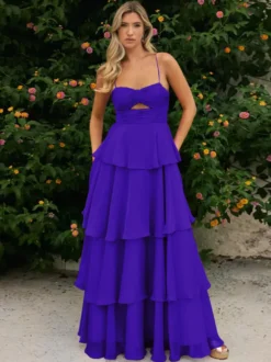 Robe de bal trapèze à encolure travaillée sans manches en mousseline à volants idéale pour un mariage.