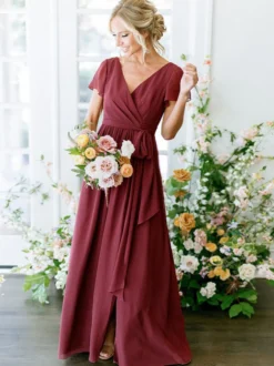 Robe de demoiselle d'honneur bordeaux col V jupe fendue longueur cheville