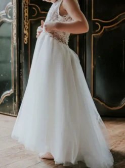 Robe de fille de fleur blanche en dentelle boutonnée sur dos longueur cheville Robe cérémonie fille