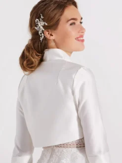 Robe de mariée blanche à manches 3/4 et décolleté en V en satin