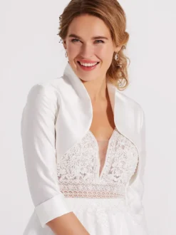 Robe de mariée blanche à manches 3/4 et décolleté en V en satin