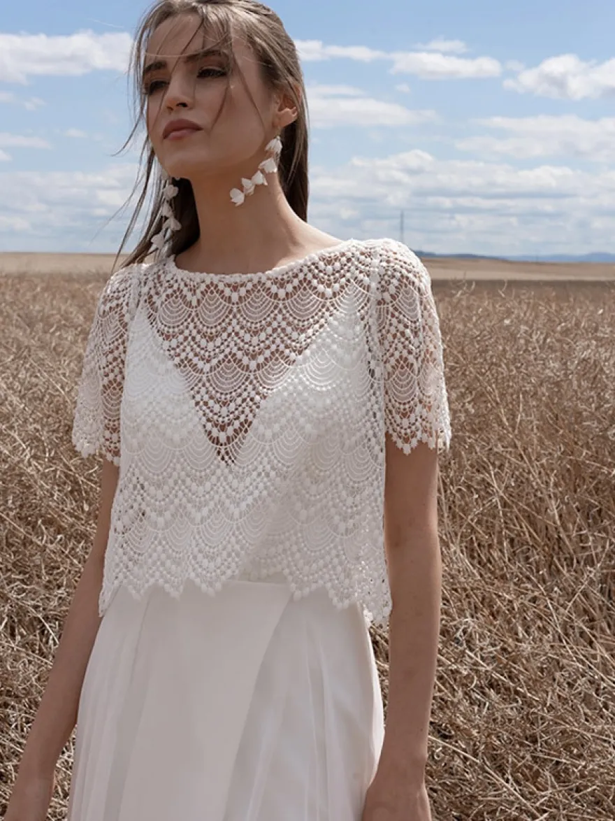 Robe de mariée bohème deux pièces en mousseline et dentelle longueur au sol fermeture éclair manches courtes décolleté illusion blanche