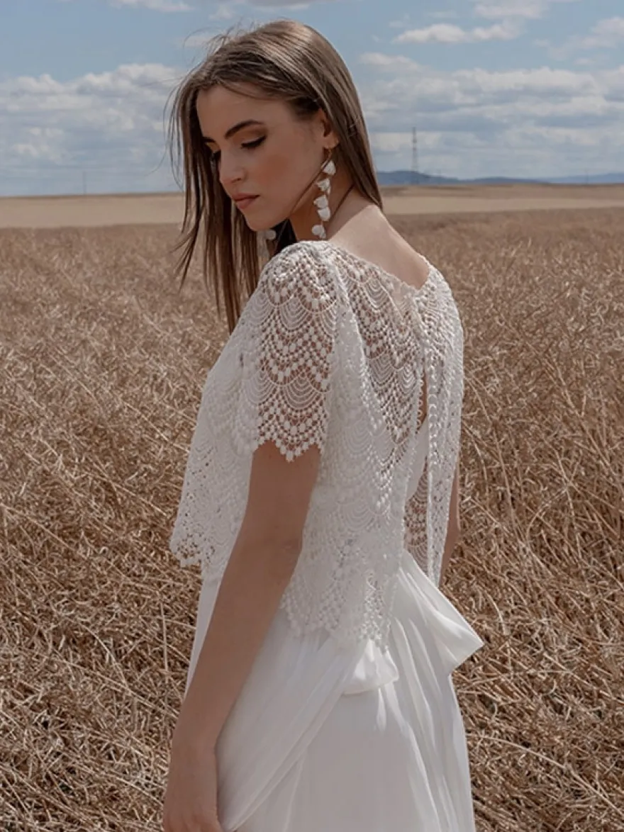Robe de mariée bohème deux pièces en mousseline et dentelle longueur au sol fermeture éclair manches courtes décolleté illusion blanche