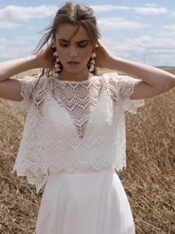 Robe de mariée bohème deux pièces en mousseline et dentelle longueur au sol fermeture éclair manches courtes décolleté illusion blanche