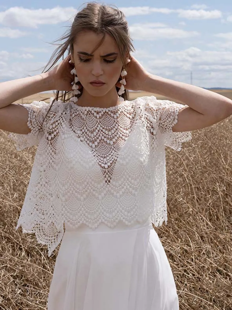 Robe de mariée bohème deux pièces en mousseline et dentelle longueur au sol fermeture éclair manches courtes décolleté illusion blanche