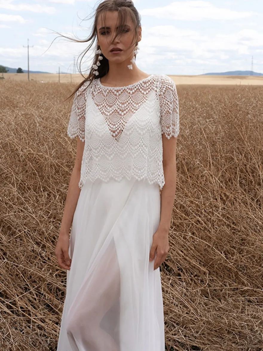 Robe de mariée bohème deux pièces en mousseline et dentelle longueur au sol fermeture éclair manches courtes décolleté illusion blanche
