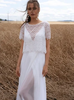 Robe de mariée bohème deux pièces en mousseline et dentelle longueur au sol fermeture éclair manches courtes décolleté illusion blanche
