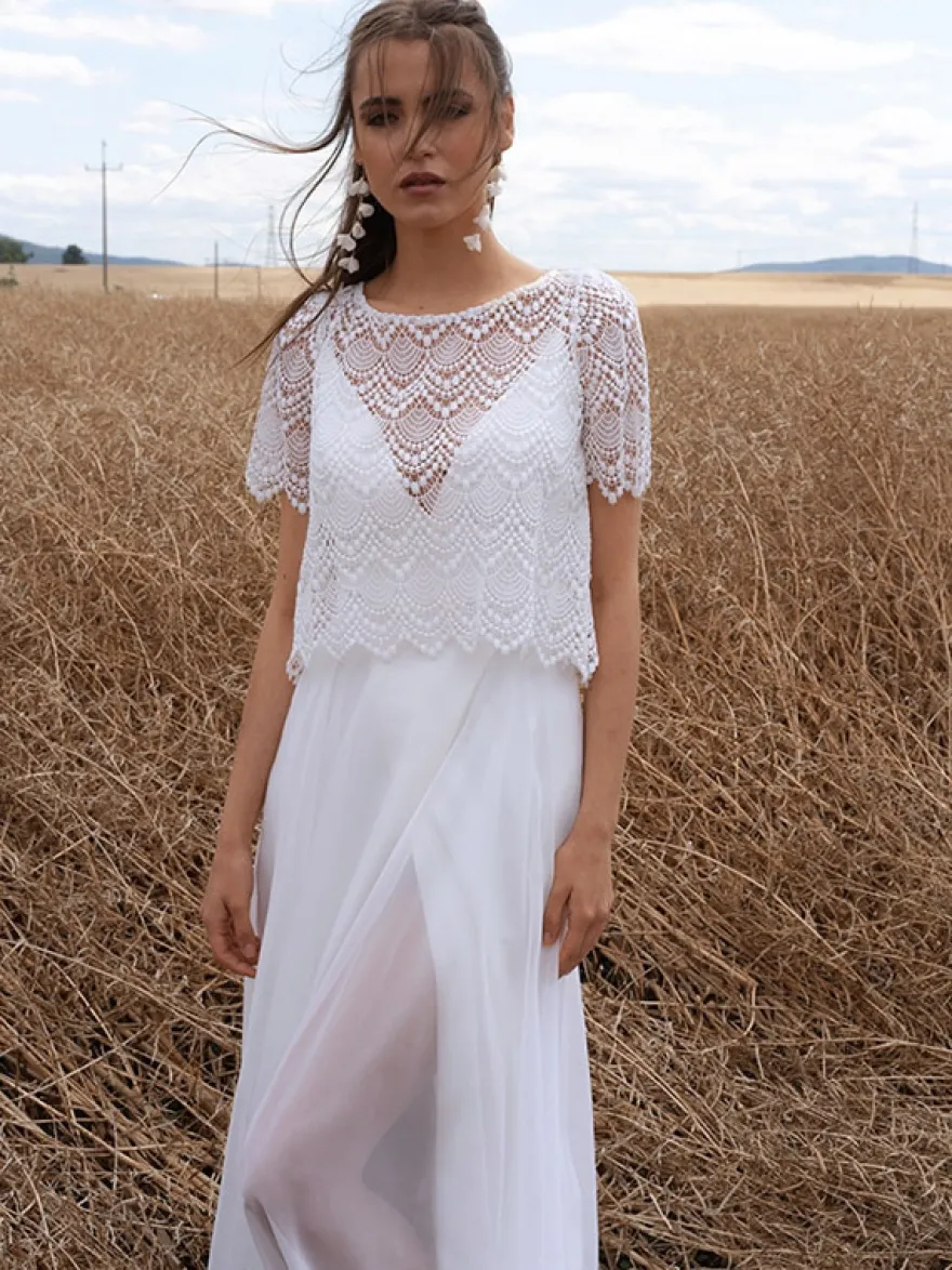Robe de mariée bohème deux pièces en mousseline et dentelle longueur au sol fermeture éclair manches courtes décolleté illusion blanche