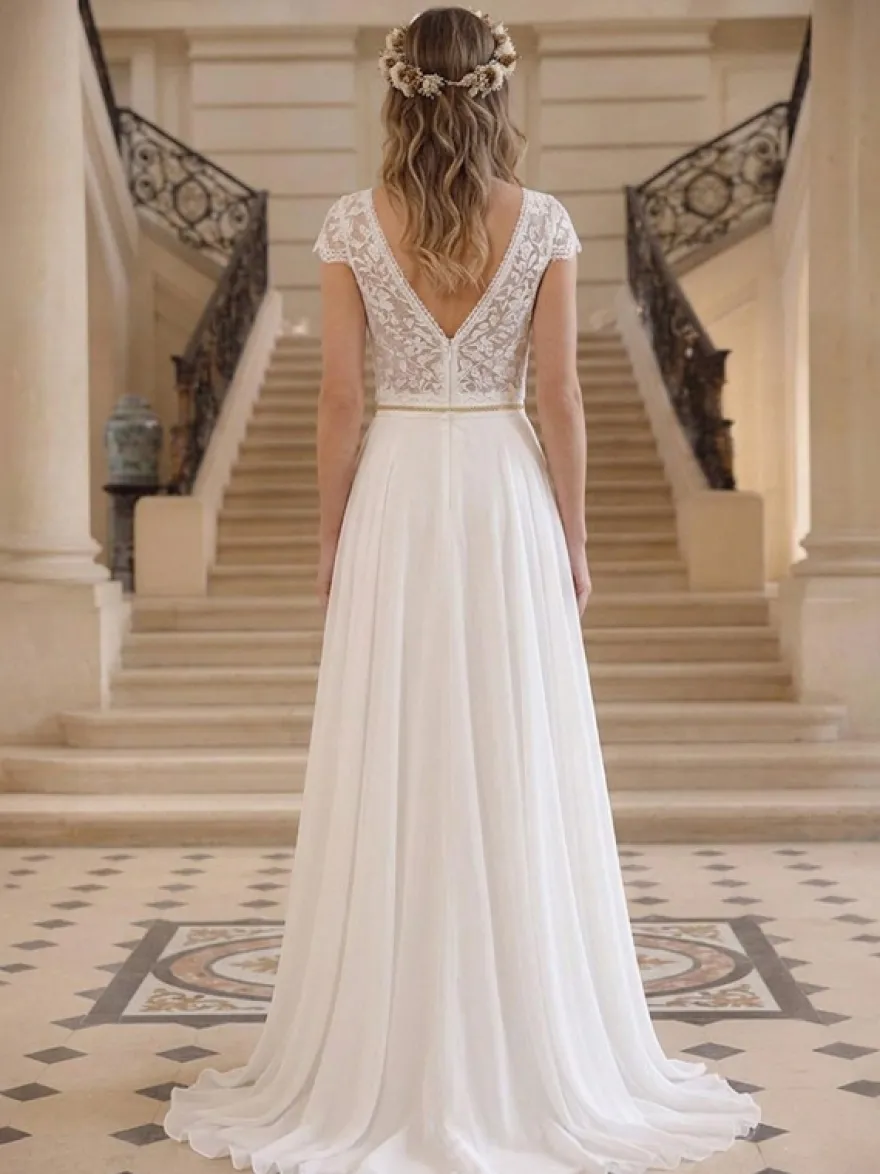 Robe de mariée bohème en dentelle et mousseline coupe trapèze taille naturelle fermeture éclair manches courtes col en V idéale pour un mariage à la mairie.