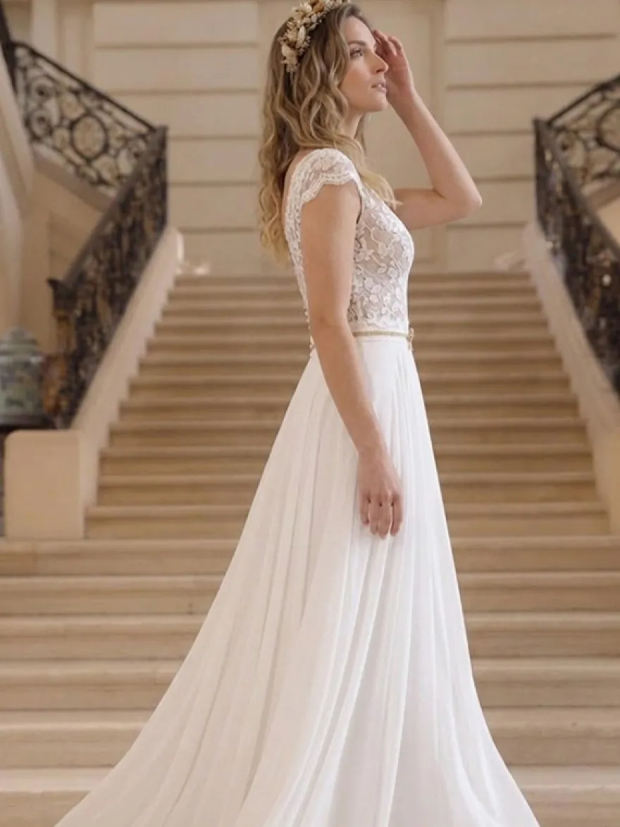 Robe de mariée bohème en dentelle et mousseline coupe trapèze taille naturelle fermeture éclair manches courtes col en V idéale pour un mariage à la mairie.