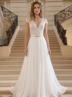 Robe de mariée bohème en dentelle et mousseline coupe trapèze taille naturelle fermeture éclair manches courtes col en V idéale pour un mariage à la mairie.