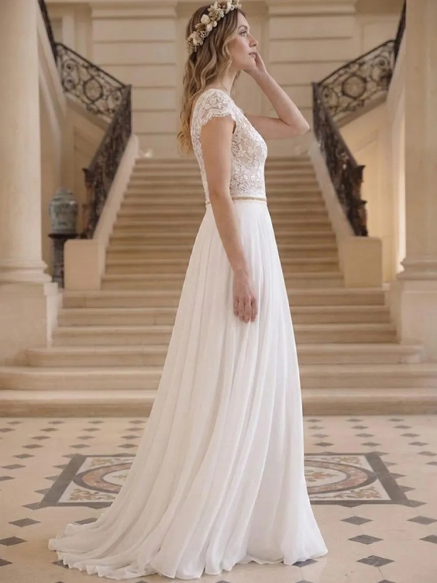 Robe de mariée bohème en dentelle et mousseline coupe trapèze taille naturelle fermeture éclair manches courtes col en V idéale pour un mariage à la mairie.