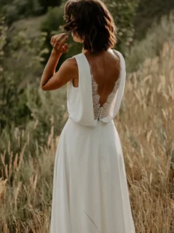 Robe de mariée bohème en dentelle coupe trapèze avec traîne taille naturelle fermeture éclair sans manches col en V blanche