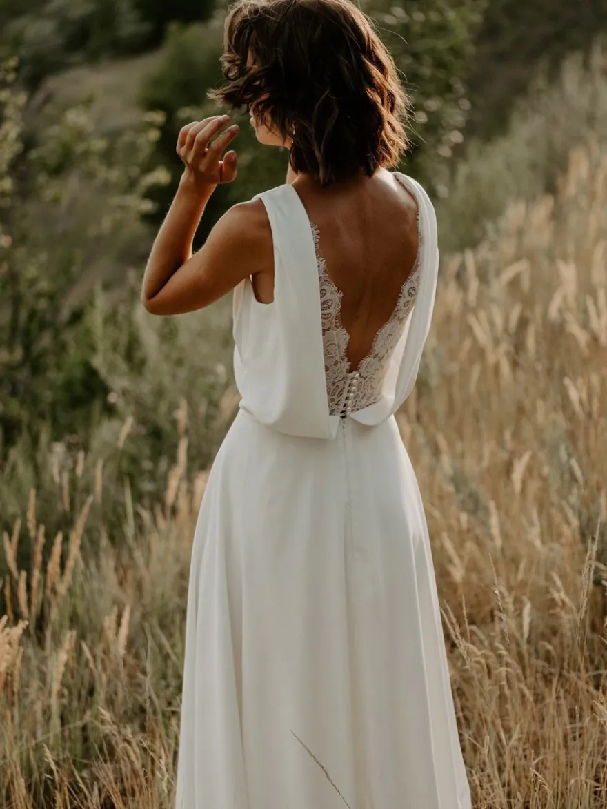 Robe de mariée bohème en dentelle coupe trapèze avec traîne taille naturelle fermeture éclair sans manches col en V blanche