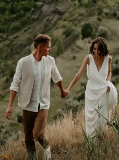 Robe de mariée bohème en dentelle coupe trapèze avec traîne taille naturelle fermeture éclair sans manches col en V blanche