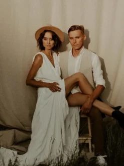 Robe de mariée bohème en dentelle coupe trapèze avec traîne taille naturelle fermeture éclair sans manches col en V blanche