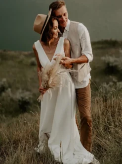 Robe de mariée bohème en dentelle coupe trapèze avec traîne taille naturelle fermeture éclair sans manches col en V blanche
