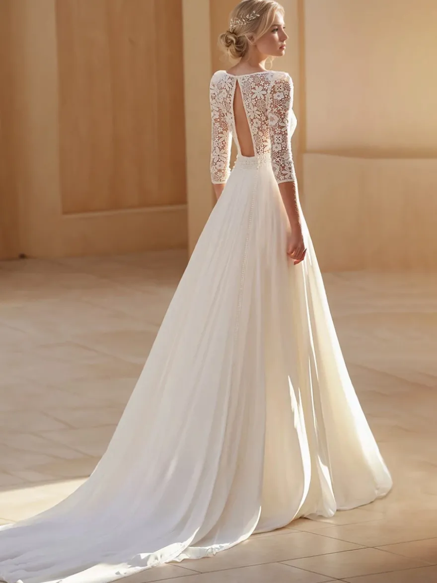 Robe de mariée bohème en mousseline découpée coupe trapèze avec traîne taille naturelle dos nu manches 3/4 col carré couleur ivoire